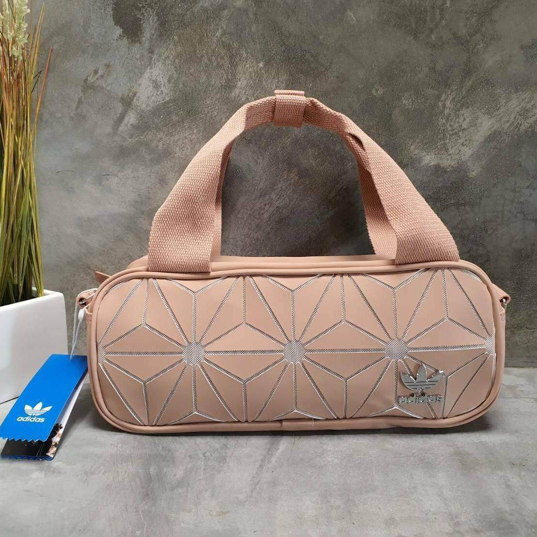 กระเป๋าถือ & สะพาย ADIDAS 3D Duffle crossbody & handbag (แบรนด์แท้) ทรงหมอน สไตล์สปอร์ต ราคา 1,250 บาท*ส่งฟรี