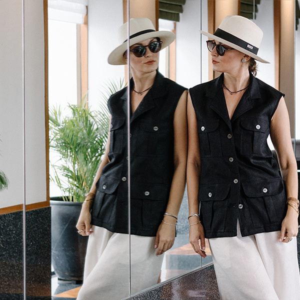 Liz sleeveless jacket in pure linen with multiple flap pockets and a pointed collar from MonPanama luxury craftsmanship. ราคา 7,400 บาท*ส่งฟรี