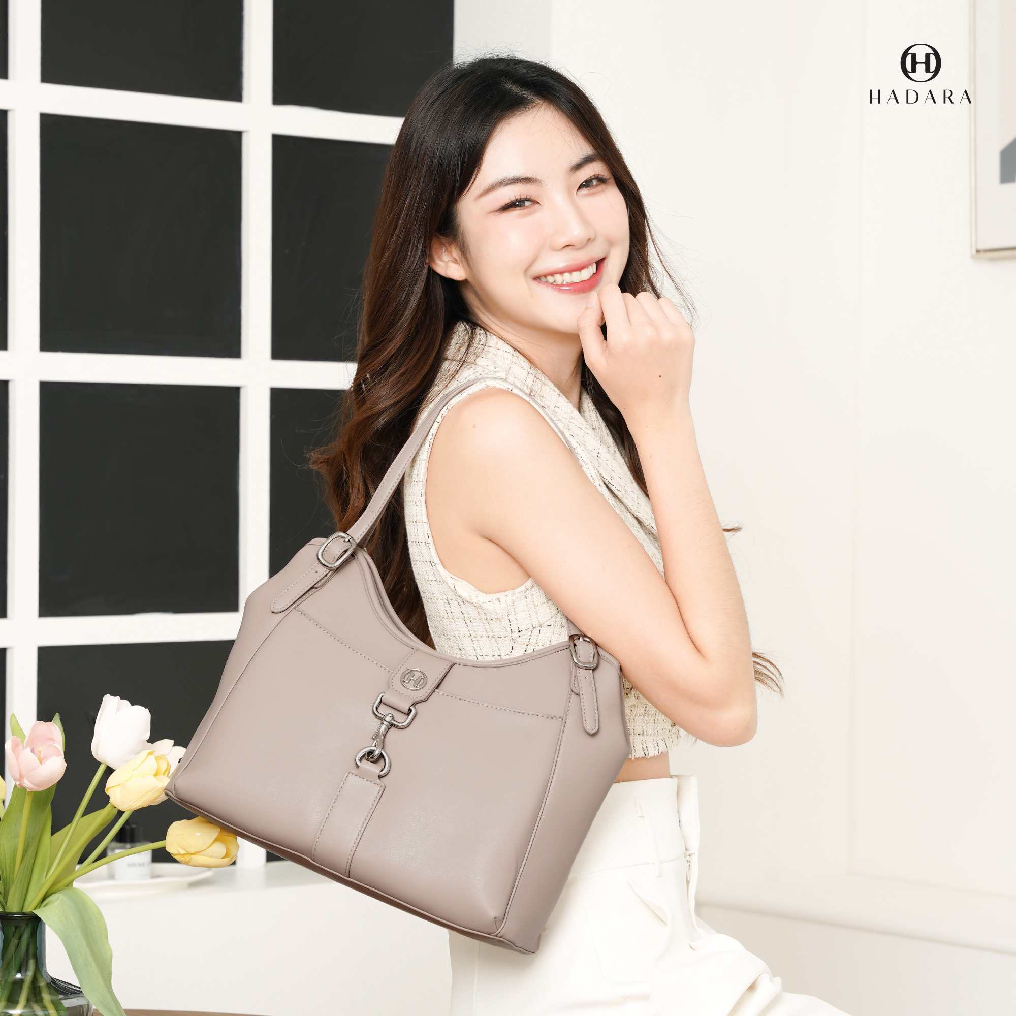 Hadara กระเป๋าสะพายข้าง รุ่น Light Carry No.21 ทรง tote ไซซ์ M กันน้ำ 100% ช่องเก็บ 12 ช่อง ราคา 2,890 บาท*ส่งฟรี