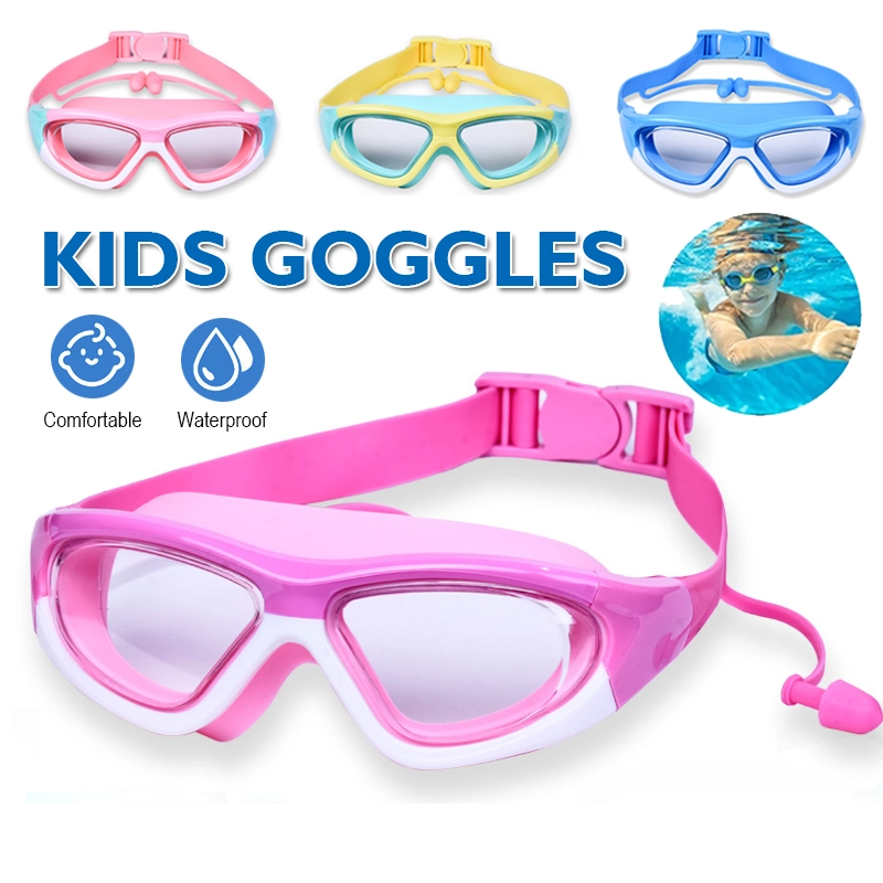 ภาพหน้าปกสินค้าแว่นตาว่ายน้ำ แว่นตาว่ายน้ำเด็ก สีสันสดใส แว่นว่ายน้ำเด็กป้องกันแสงแดด UV ไม่เป็นฝ้า แว่นตาเด็ก แว่นกันน้ำ พร้อมที่อุดหู เลนส์ใส