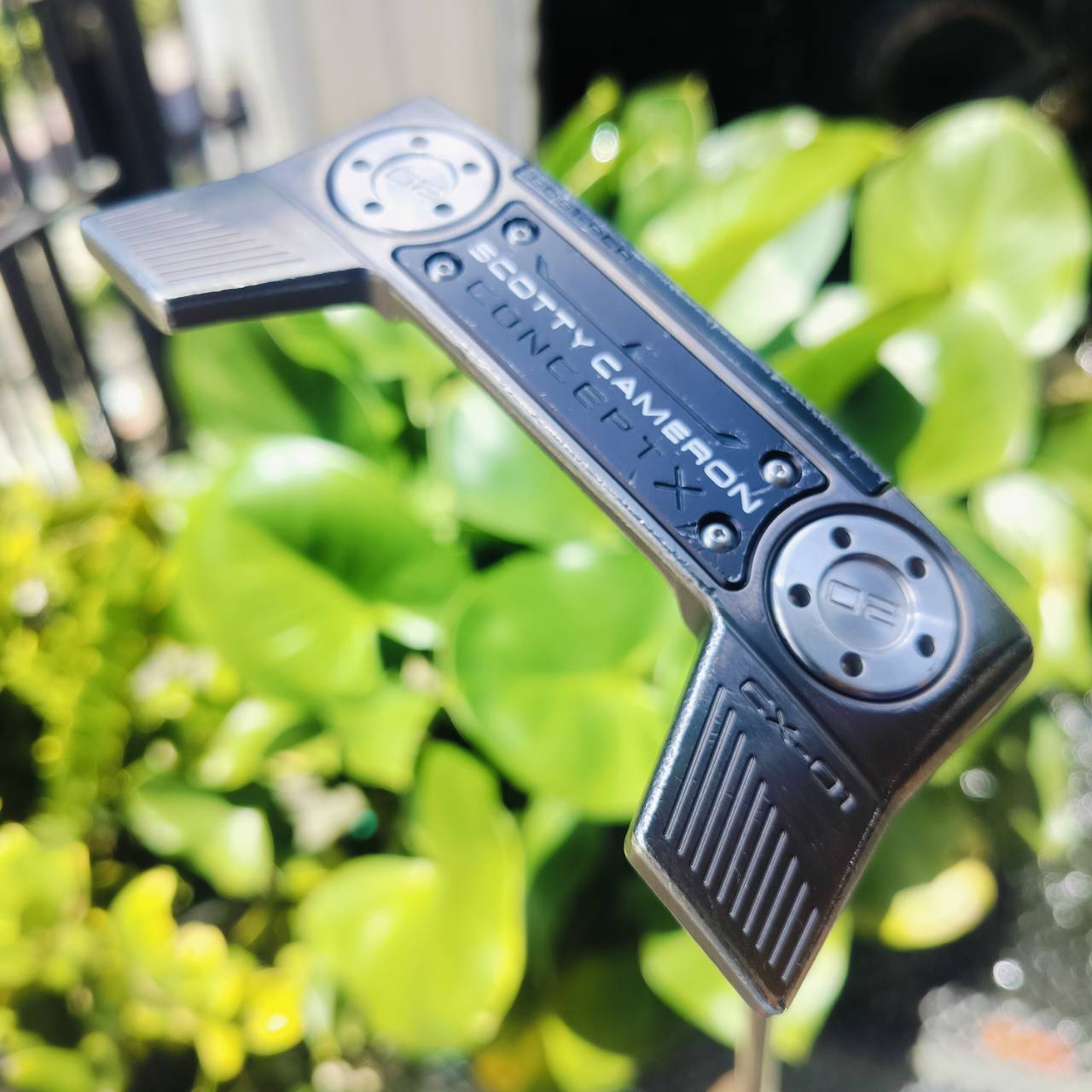 [ผ่อน] PUTTER SCOTTY CAMERON CONCEPT X ปีกสองข้างเป็นที่ยอมรับว่าสุดยอด ปีกด้านหลังของหัวพัตเตอร์ที่เป็นการกางออก จากที่ปกติในพัตเตอร์หลายรุ่นปีก หรือ “เขี้ยว” ด้านหลังจะเป็นการหุบเข้าเสียมากกว่า ไม้กอล์ฟพรีเมี่ยมมือสอง ของแท้ ราคา 15,899 บาท*ส่งฟรี