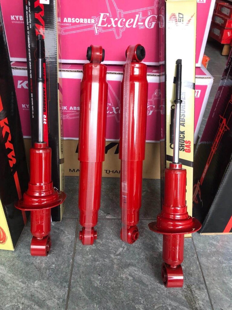 KYB Super red โช้คอัพ Nissan Navara 4x4 และ 4x2 โฉมปี 2015-2021 [NP300] 1 ชุด 4 ต้น ราคา 6,600 บาท*ส่งฟรี
