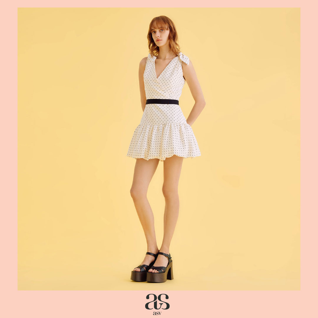 [asv ss25] Doreen Balloon Dress มินิเดรสผู้หญิง ลายจุด ทรงบอลลูน แขนกุด คอวี แต่งดีเทลจับจีบไขว้ แต่งดีเทลผูกปมที่ไหล่ แต่งปิเกต์ กระเป๋าข้าง ซิปหลัง ราคา 8,290 บาท*ส่งฟรี