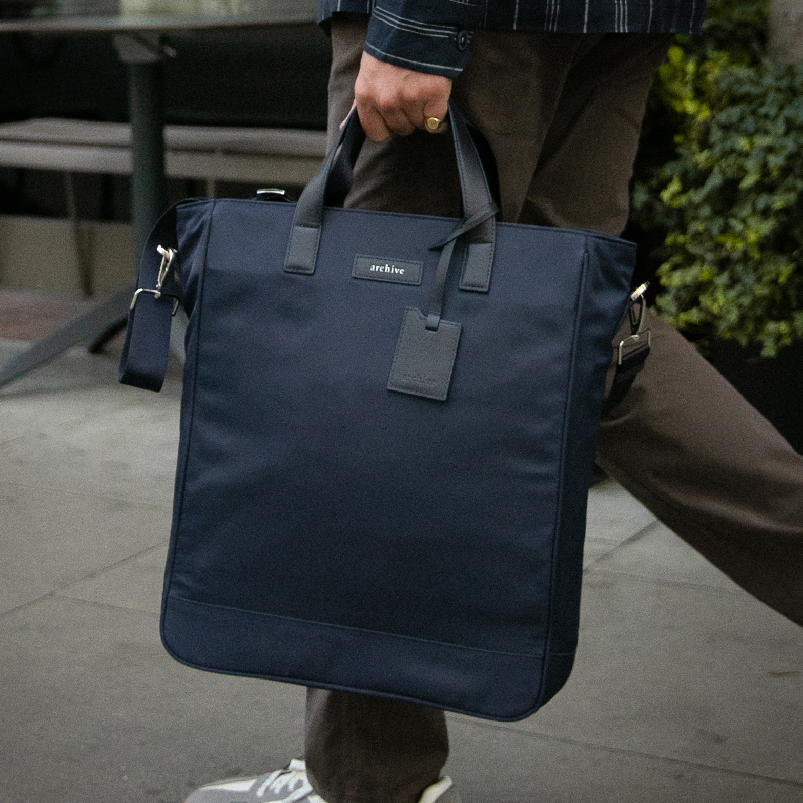 Archive Hoxton Nylon Tote (Navy/Navy) กระเป๋า Tote Bag สะพายข้างผ้าไนลอนกันน้ำป้ายหนังวัวแท้ ราคา 5,630 บาท*ส่งฟรี