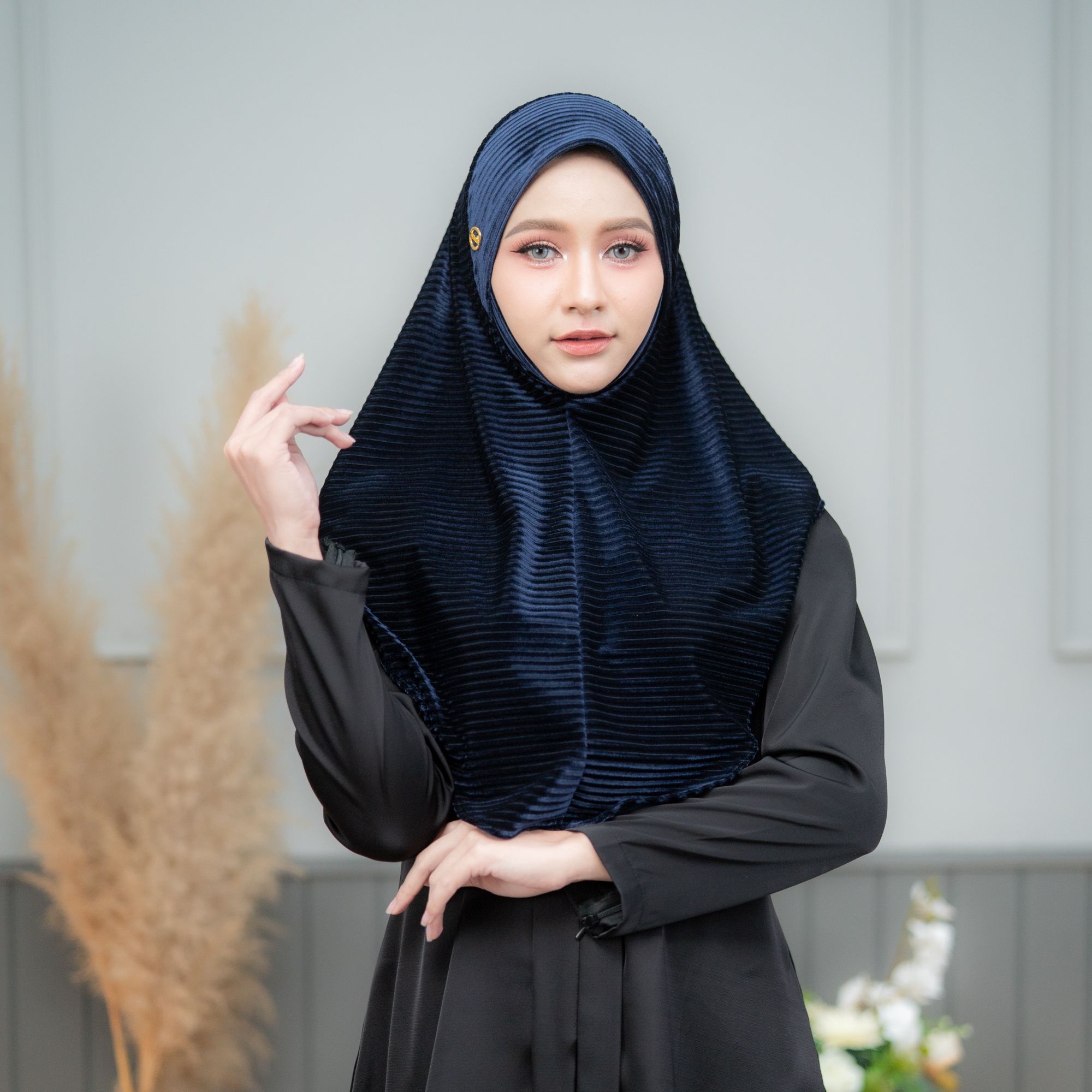 Hijab Made from Pleated Velvet, Ready to Wear, Very Easy to Put On, Made from Good Quality Fabric, Makes You Look Beautiful When You Wear It, Adding a Sense of Expensive and Luxury with the Gold Logo. Looks Very Good, Hn03. ราคา 94 บาท*ส่งฟรี