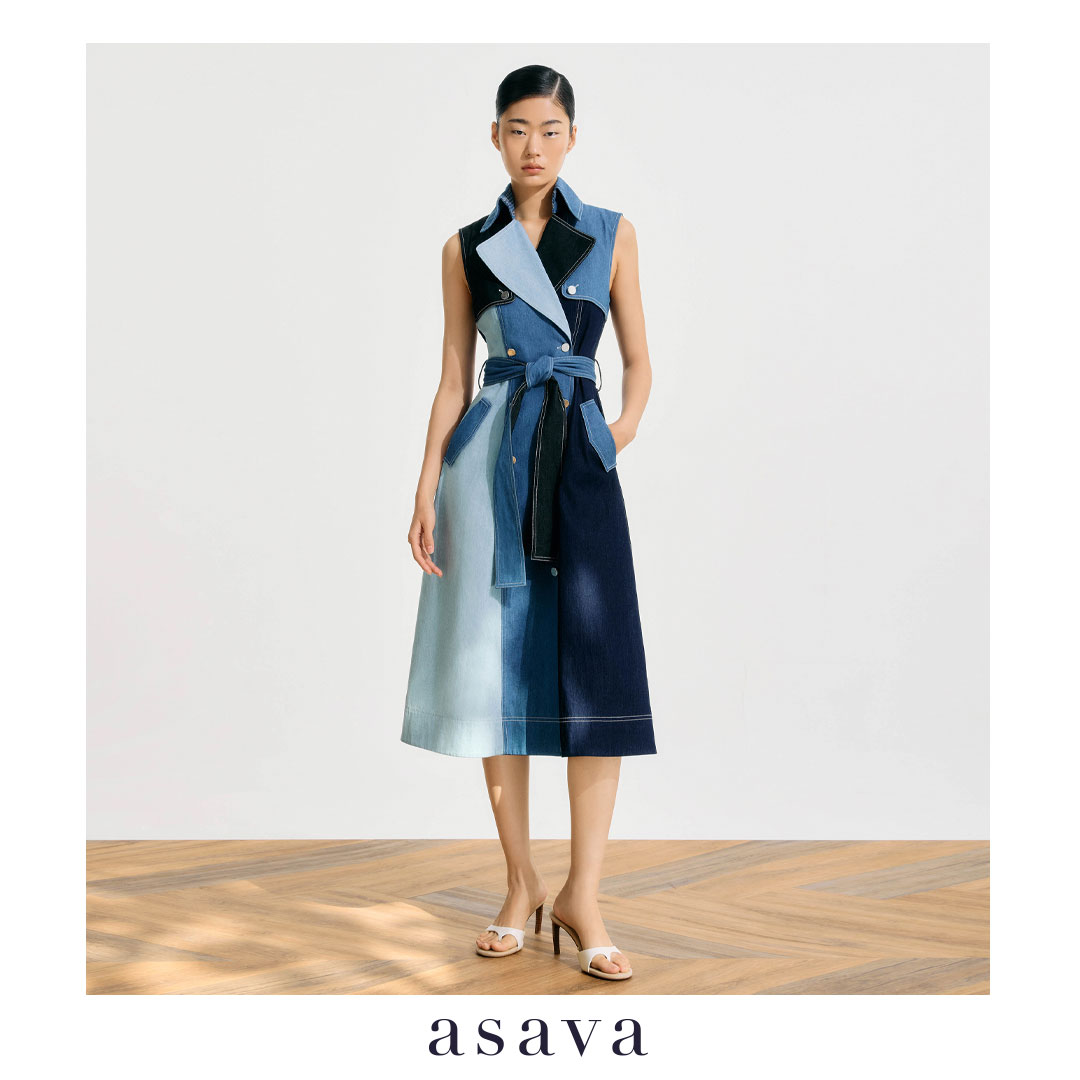 [asava ss25] Sidney Denim Trench Dress เทรนช์เดรส แต่งกระดุมสองแถวด้านหน้า แขนกุด กระเป๋าข้าง แต่งคาดเข็มขัด แต่งสาบหลัง ผ้าเดนิมตัดต่อหลายสี ราคา 24,000 บาท*ส่งฟรี