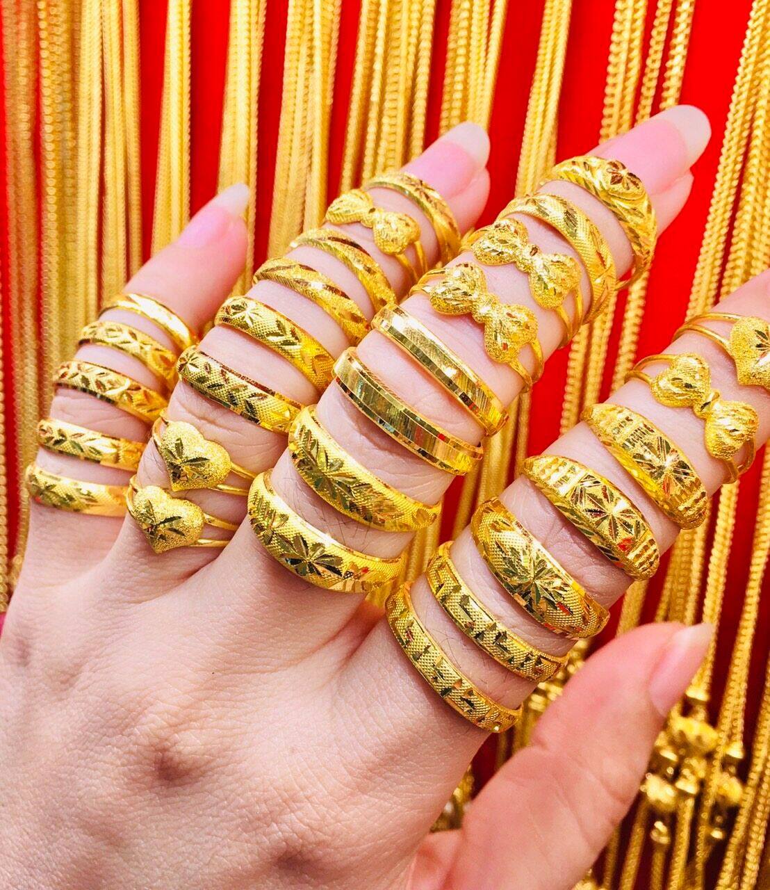 แหวนทองคำแท้ น้ำหนัก 1 กรัม ทางร้านจัดสุ่ม ลายสวยๆให้จร้า เลือกSIze ได้อย่างเดียวค่ะ