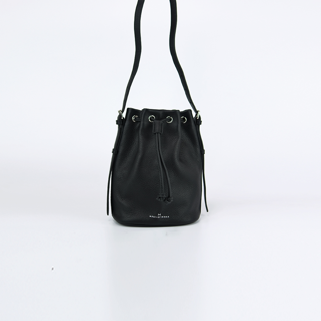 Haus of Mana กระเป๋ารุ่น Mini Bucket สีดำ ราคา 7,800 บาท*ส่งฟรี