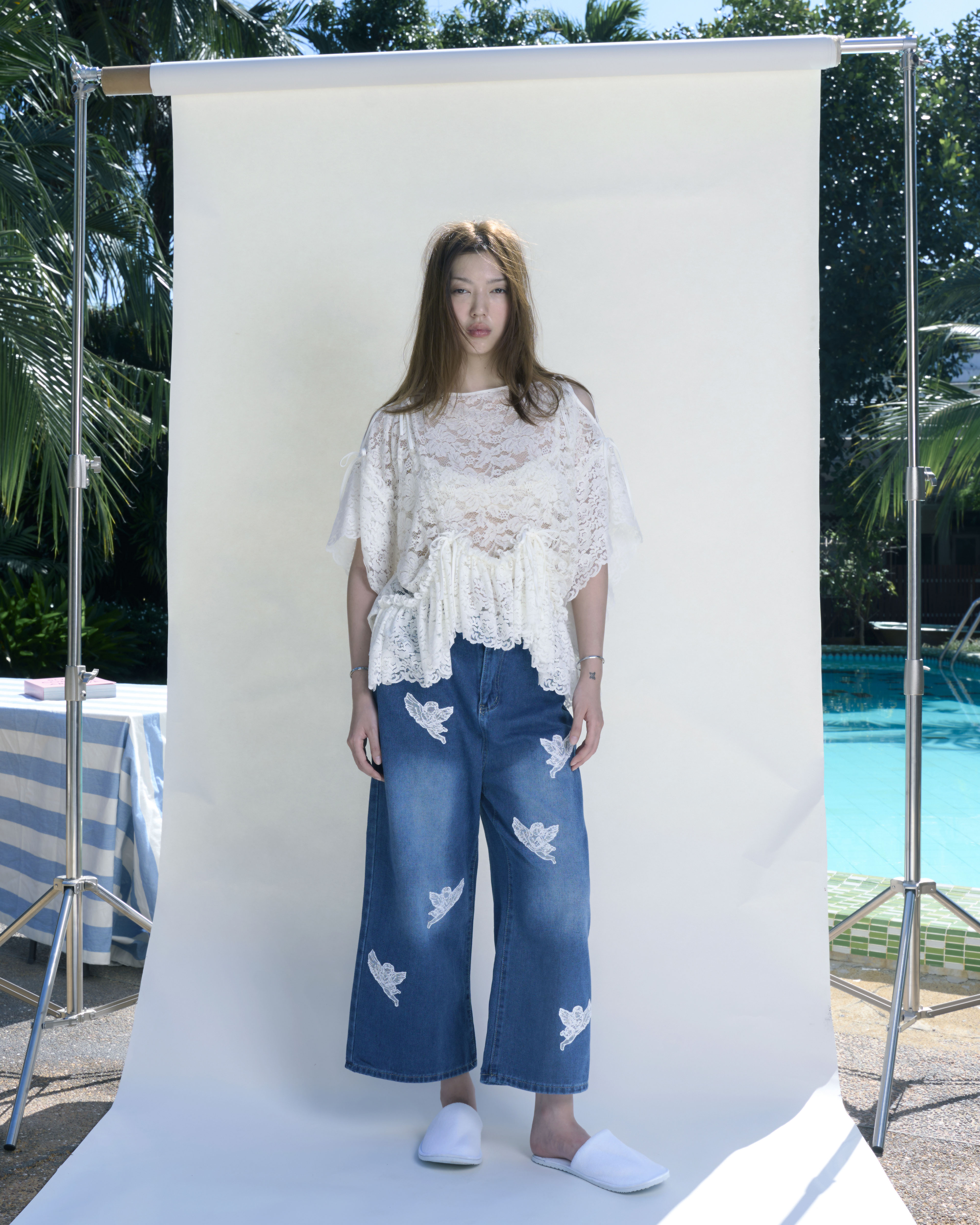 Rotsaniyom Cream Lace Blouse with Ruffles ราคา 2,590 บาท*ส่งฟรี