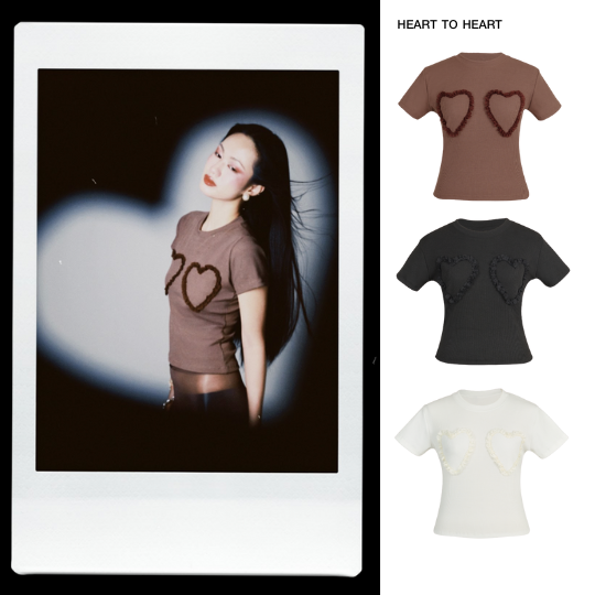 PETCHPLOY - Heart to Heart T-Shirt เสื้อยืดผ้าร่องคอตต้อน เพิ่มดีเทลปักลูกไม้ลายหัวใจ ทรงพอดีตัว (สินค้าพร้อมส่ง) ราคา 800 บาท*ส่งฟรี