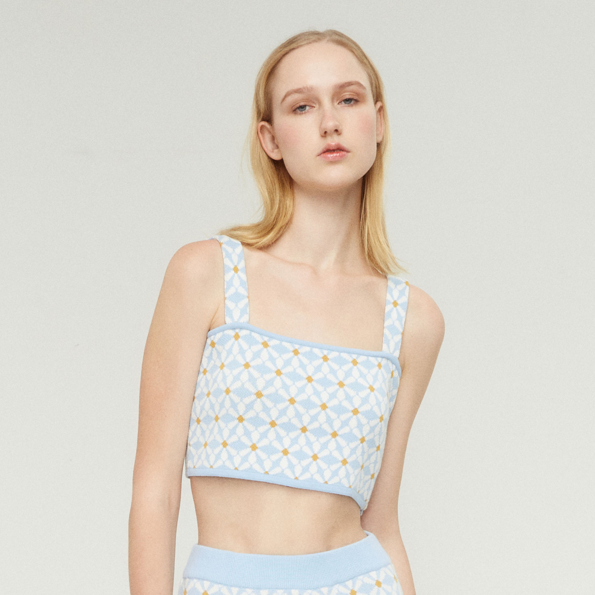 [Disaya] - Knit Daisy Crop, Single-Breasted Knit Shirt with Floral Details. ราคา 4,350 บาท*ส่งฟรี