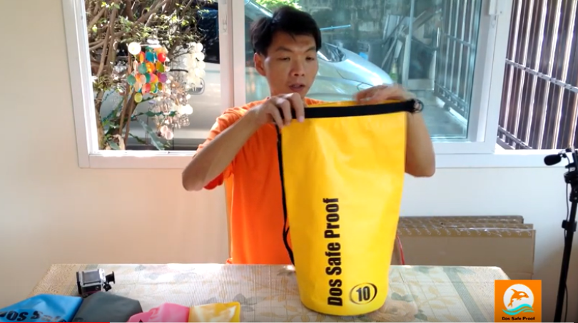 รูปภาพของ กระเป๋ากันน้ำ 10L เที่ยวทะเล ที่เหมาะเดินทางไปพักผ่อน จัดเก็บเสื้อผ้าน้ำหนักเบา ดิจิตอล PVC อย่างดี Waterproof bag