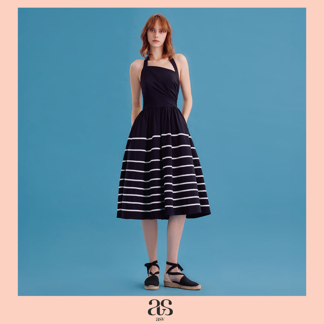 [asv ss25] Tamy Halterneck Dress เดรสผู้หญิง คล้องคอ แต่งดีเทลโบว์ผูกด้านหลัง ดีเทลจับเดรป กระโปรงรูดทรงมิดิ แต่งเทปลูกไม้ กระเป๋าข้าง ซิปหลัง ราคา 9,990 บาท*ส่งฟรี