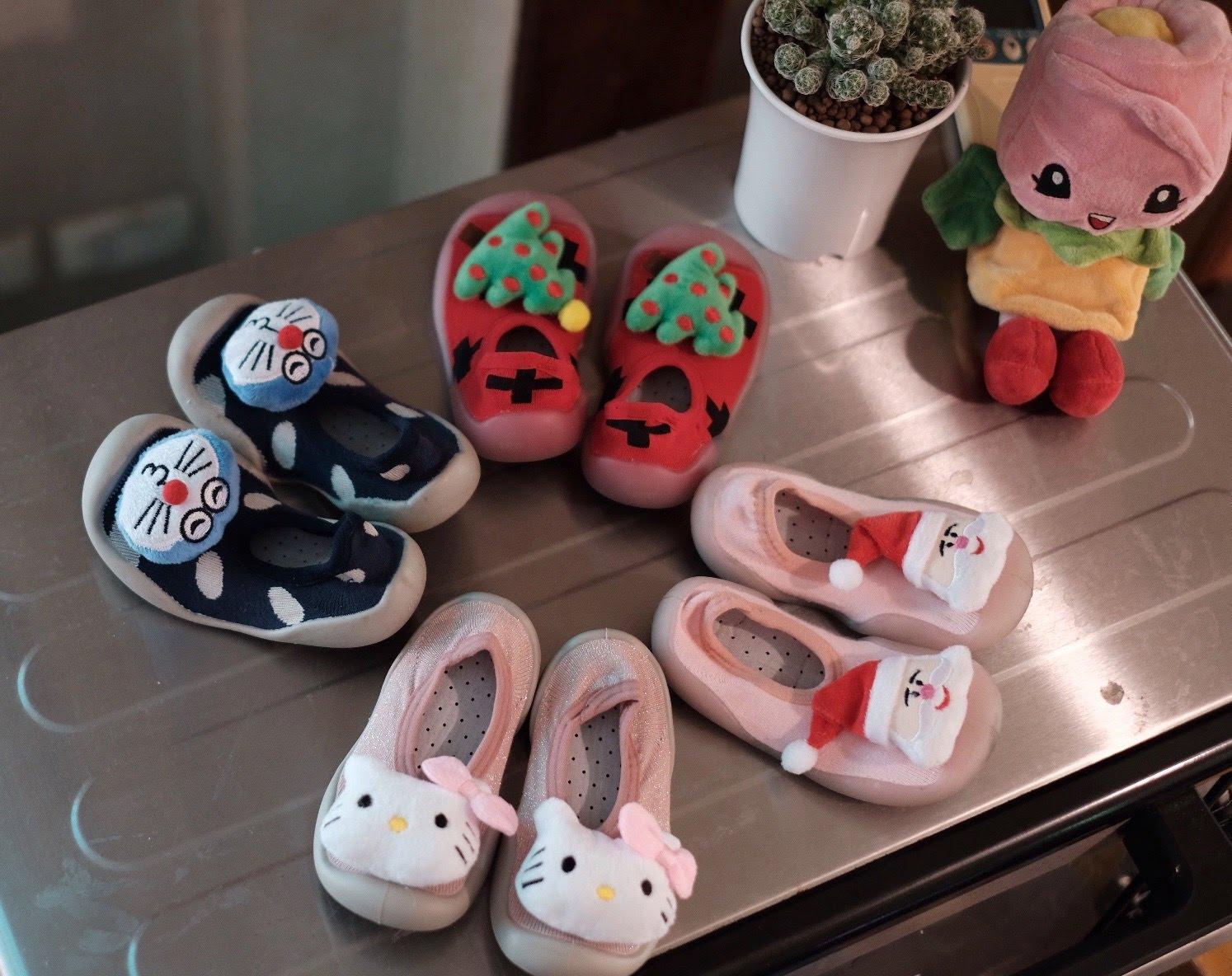 Lucky baby shop รองเท้าหัดเดิน “ถุงเท้าหัดเดิน”พื้นซิลิโคนกันลื่น {ตุ๊กตาแมวกริ๊ง jingle แมวคิตตี้ KITTY}  *สำหรับแรกเกิดถึง 3ปี*