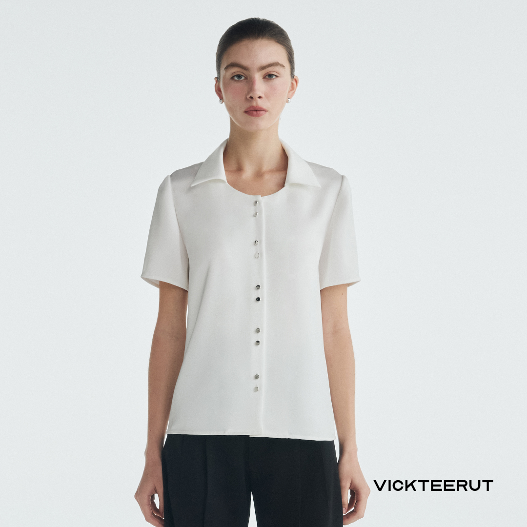 Vickteerut (Regular Price 8,680-.) Re-Edition Short Sleeve Collar Blouse, Short-Sleeved Shirt, Front Buttons, Collar. ราคา 3,472 บาท*ส่งฟรี