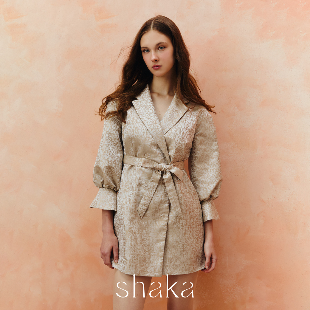 Shaka Aw25 Seascape Jacquard Coatdress, Coat Dress with Puffy Sleeves and Ruffled Trim. Complete with Cloth Belt Ds-8251109 (Brown) ราคา 4,165 บาท*ส่งฟรี