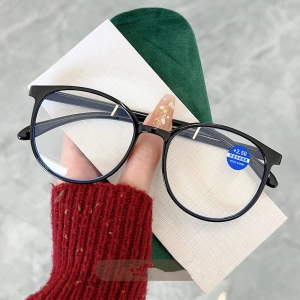 ภาพหน้าปกสินค้าOYKI ใหม่ Anti Blue Light แว่นตาอ่านสำหรับผู้หญิงแฟชั่นแว่นตา Anti-fatigue สายตายาวแว่นตาเกรด + 100 ถึง + 400 ที่เกี่ยวข้อง