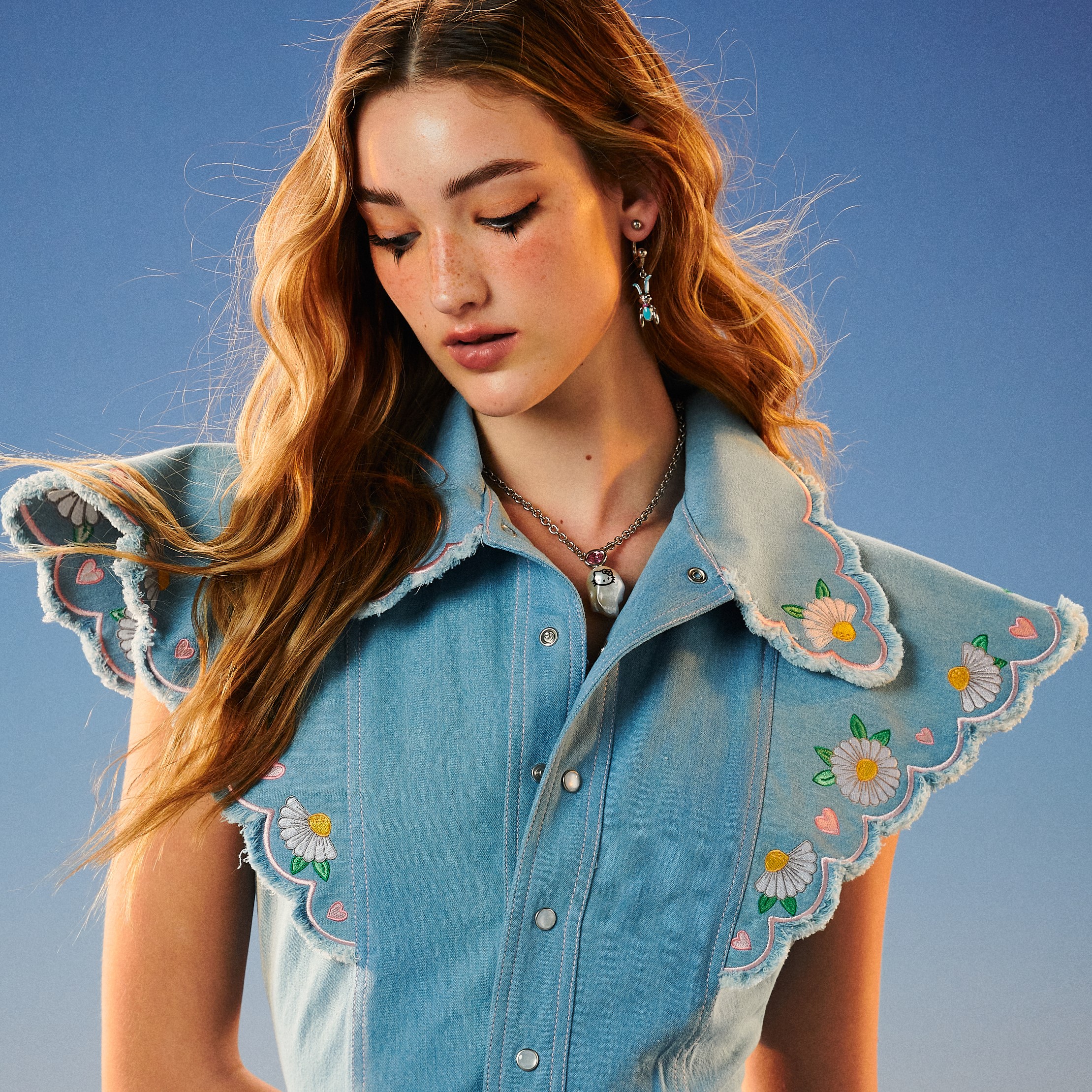 Tohns Daisy Embroidered Denim Drean Dress, Short Denim Dress with Embroidered Floral Edges. ราคา 4,500 บาท*ส่งฟรี