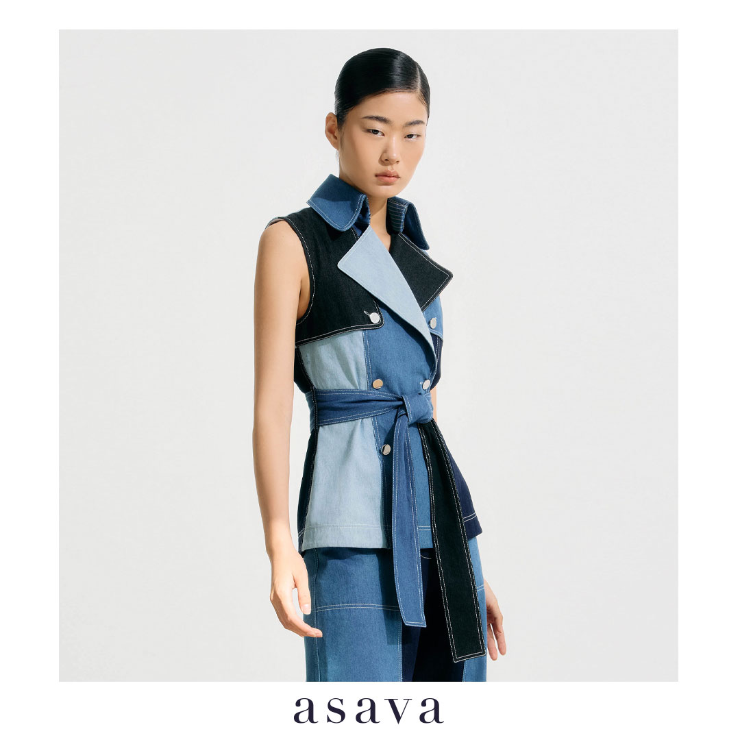 [asava ss25] Sidney Sleeveless Denim Trench Blouse เสื้อผู้หญิง ทรงเทรนช์ แต่งกระดุมสองแถวด้านหน้า แขนกุด แต่งคาดเข็มขัด แต่งสาบหลัง ผ้าเดนิมตัดต่อหลายสี ราคา 14,000 บาท*ส่งฟรี