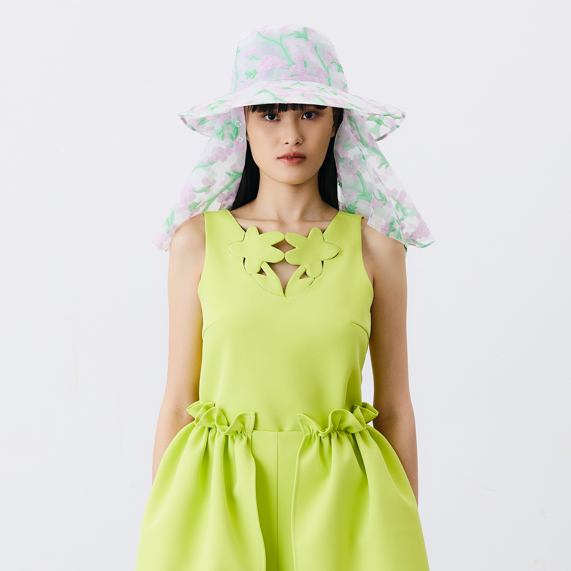[DISAYA] - Sleeveless blouse with cut out flower at v neckline เสื้อเบลาส์แขนกุดแต่งลายดอกไม้ ราคา 4,095 บาท*ส่งฟรี