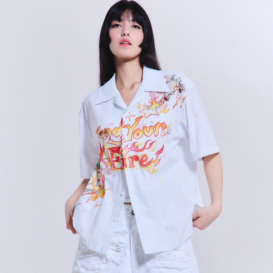 [Tohns] Fire Element Hawaii Shirt เสื้อเชิ้ตฮาวายลาย ธาตุไฟ สื่อถึงความมุ่งมั่นและพลังในตัวเอง เสริมพลังธาตุไฟ ปลุกไฟในใจให้ลุกโชน พร้อมดึงดูดพลังงานดี ๆ สีสันโทนแดง-ส้ม-เหลือง ตัดกับลายลูกศรของราศีธาตุไฟแบบสุดจี๊ด ราคา 3,650 บาท*ส่งฟรี