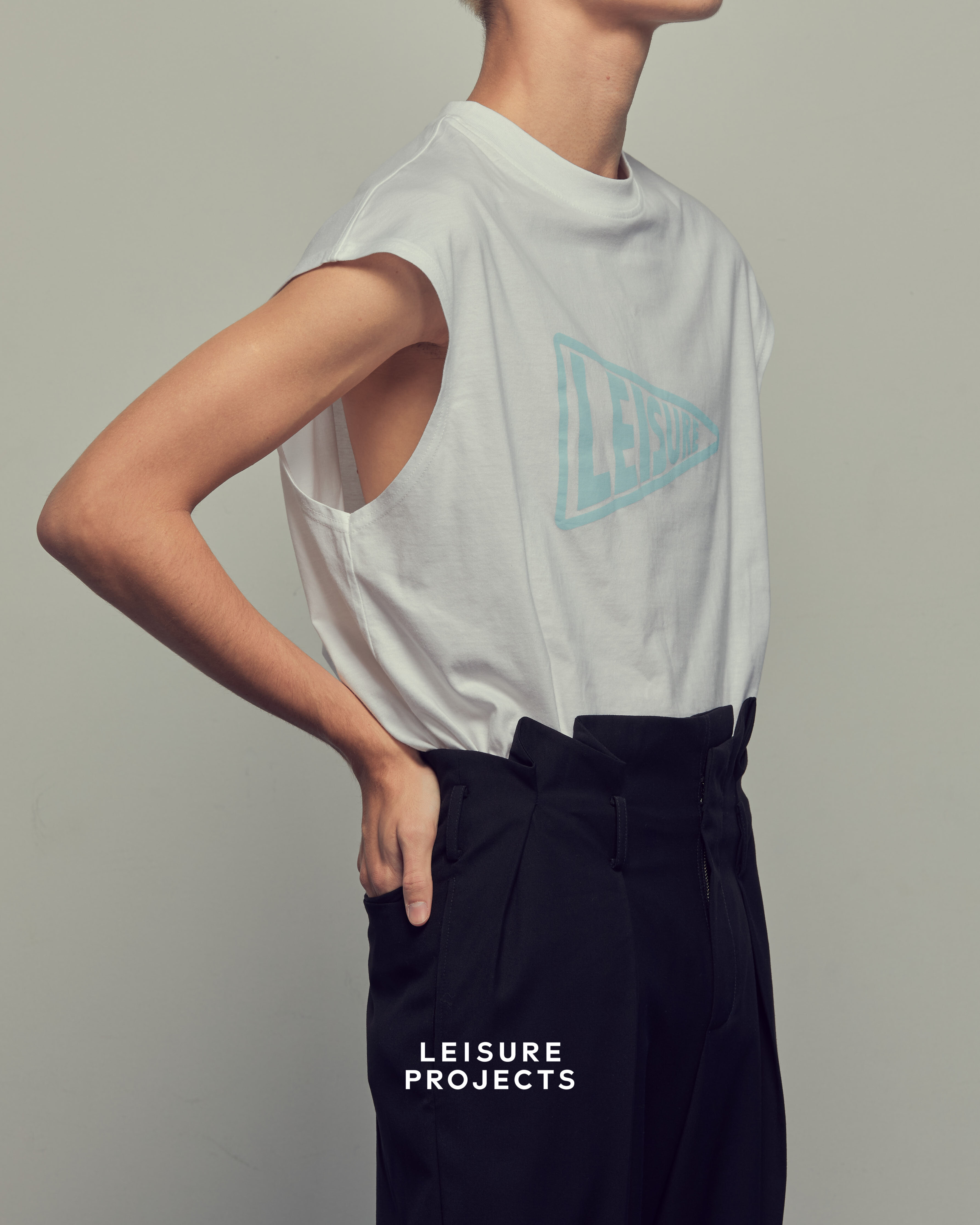 รายละเอียดเพิ่มเติมเกี่ยวกับ (LEISURE PROJECTS)CLASSIC LEISURE BIG FLAG  SLEEVELESSS T-SHIRT เสื้อยืดเเขนกุด ทรง oversize พิมพ์ลายด้านหน้าโลโก้ธง Leisure 100% cotton