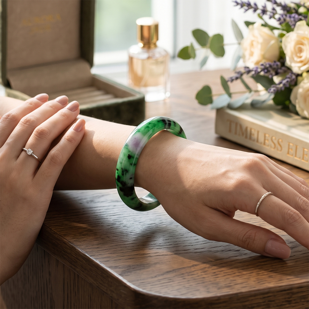Genuine Burmese Jade Bracelet, Green Color (Green Jadeite), Diameter 58 - 59 Mm, with Certificate from the Bgl Institute. ราคา 8,000 บาท*ส่งฟรี