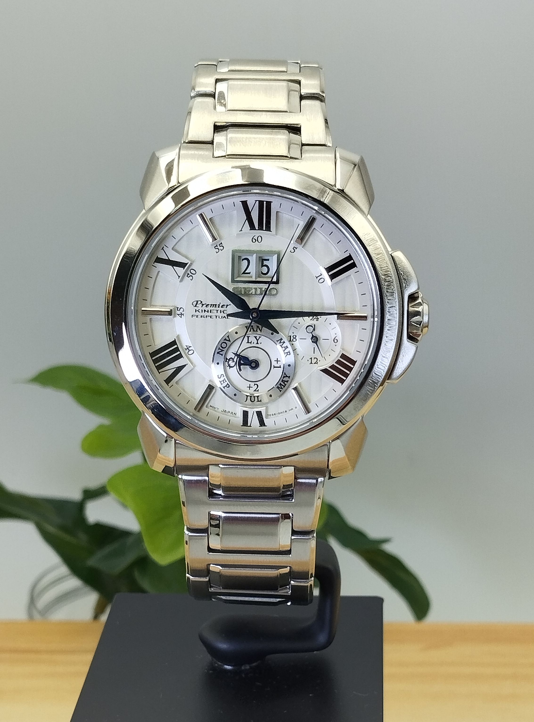 SEIKO Premier Kinetic ผู้ชาย สำรองพลังงาน6เดือน ค้นหาเวลาอัตโนมัติ สแตนเลสทั้งเรือน สินค้าแท้ ประกกันศูนย์ไซโก้ ราคา 25,660 บาท*ส่งฟรี