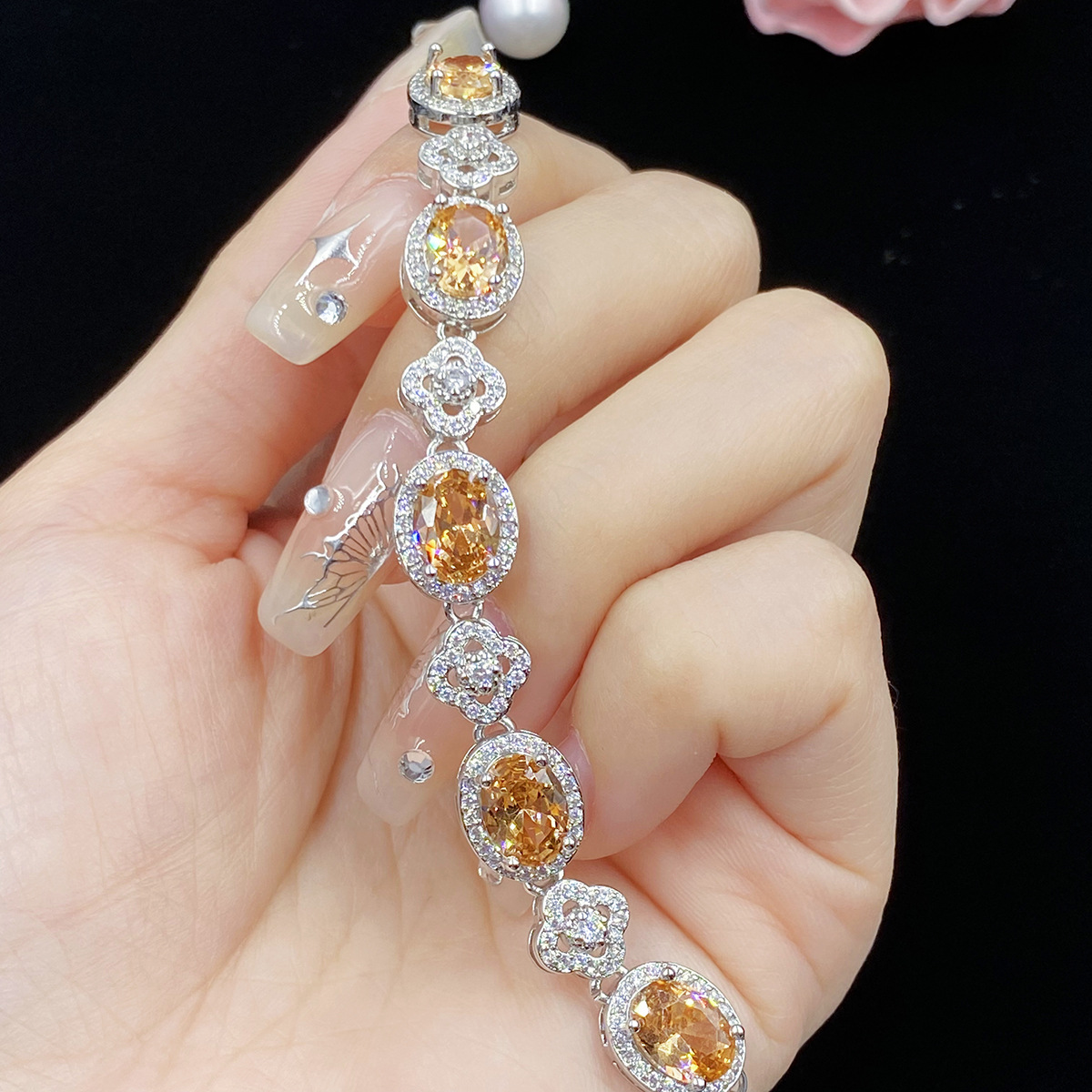สร้อยข้อมือเงินแท้ประดับพลอยบุษราคัมแท้ทรงไข่สีแม่น้ำโขงล้อมพลอยเพทายขาว ราคา 889 บาท*ส่งฟรี