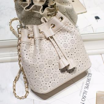 AXIXI กระเป๋าแฟชั่นผู้หญิง รุ่น Vintage Bucket Perforate (Ivory) AXIXI กระเป๋าแฟชั่นผู้หญิง รุ่น Vintage Bucket Perforate (Ivory)