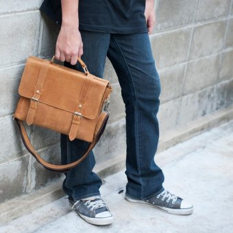รีวิว กระเป๋าสะพายข้างหนังแท้ ใส่เอกสาร แล็ปท๊อปขนาด 13นิ้ว Unisex โทนสีน้ำตาลเข้มแนว Crazy Horse รุ่น MA04B02 ต้องการขายด่วน กระเป๋าสะพายข้างหนังแท้ ใส่เอกสาร แล็ปท๊อปขนาด 13นิ้ว Unisex โทนสีน้ำตาลเข้มแนว Crazy Horse รุ่น MA04B02