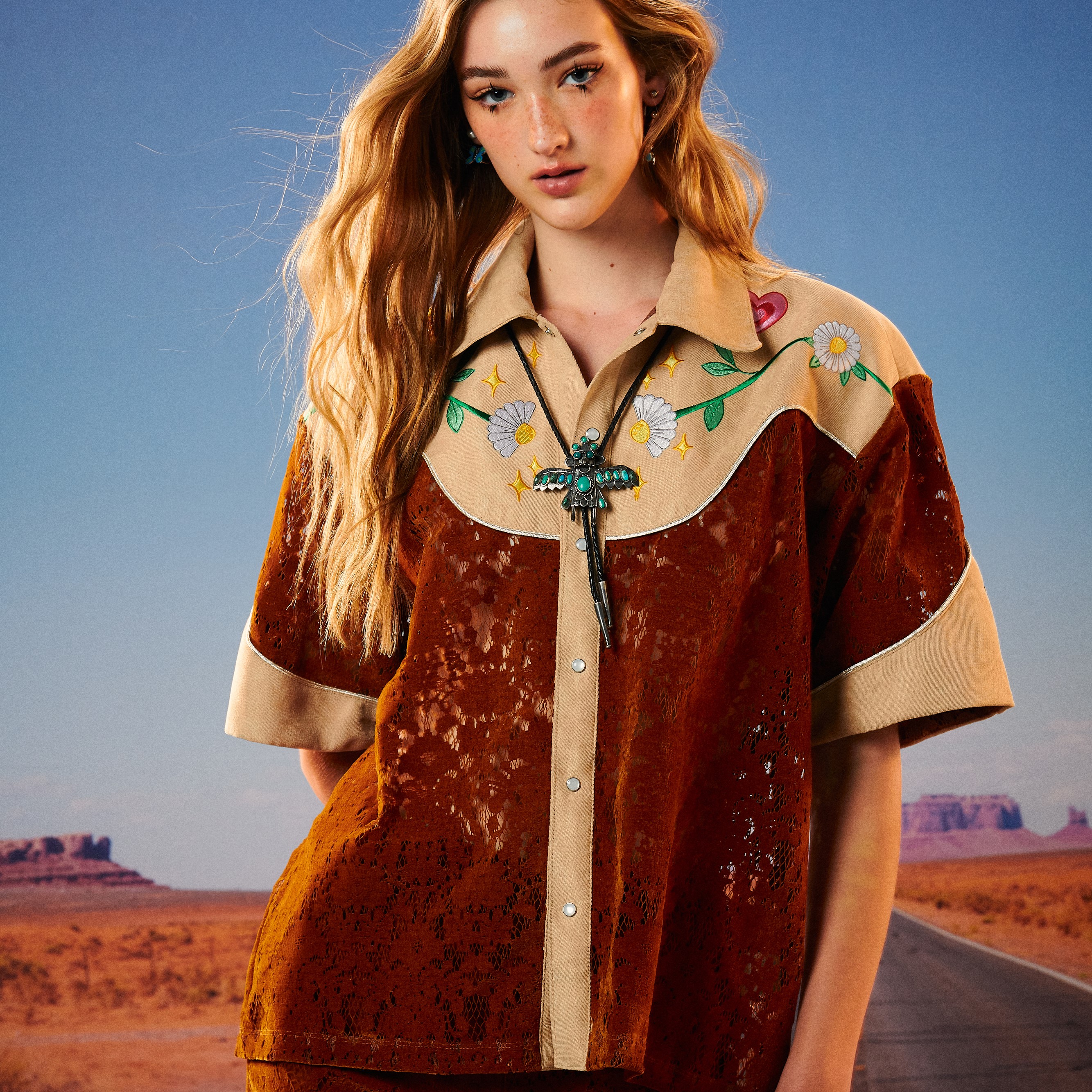 [Tohns] Rodeo Embroidered Lace Shirt เสื้อเชิ้ตผ้ากำมะหยี่ตกแต่งการปักดอกไม้ ราคา 7,450 บาท*ส่งฟรี