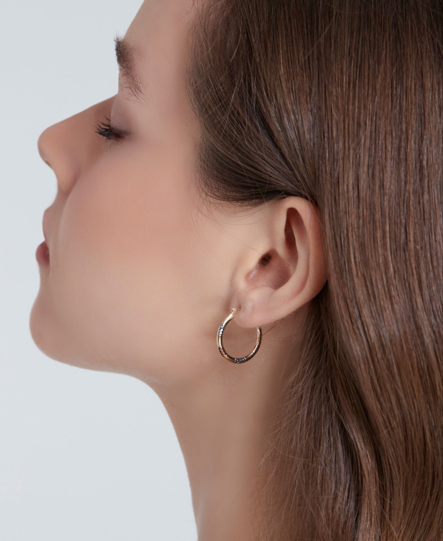 Nathalias NY Tri-Color Hoop Earrings with Diamond Cut Accents in 14k Gold(2x15mm) 68934 ราคา 7,000 บาท*ส่งฟรี