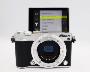สินค้า Nikon 1 J5 20.8MP  บันทึกภาพสุดน่าทึ่งด้วยความเร็วในการถ่ายภาพต่อเนื่องที่เร็วอย่างเหลือเชื่อถึง 20 ภาพต่อวินาทีเมื่อใช้การติดตามระยะโฟกัสอัตโนมัติและวิดีโอสูงสุดถึง 4K ด้วยจอภาพ LCD ปรับเอียงขึ้นได้ 180° รวมถึงหน้าจอสัมผัส ระบบควบคุมแบบปรับเองทั้งหมด เอ็