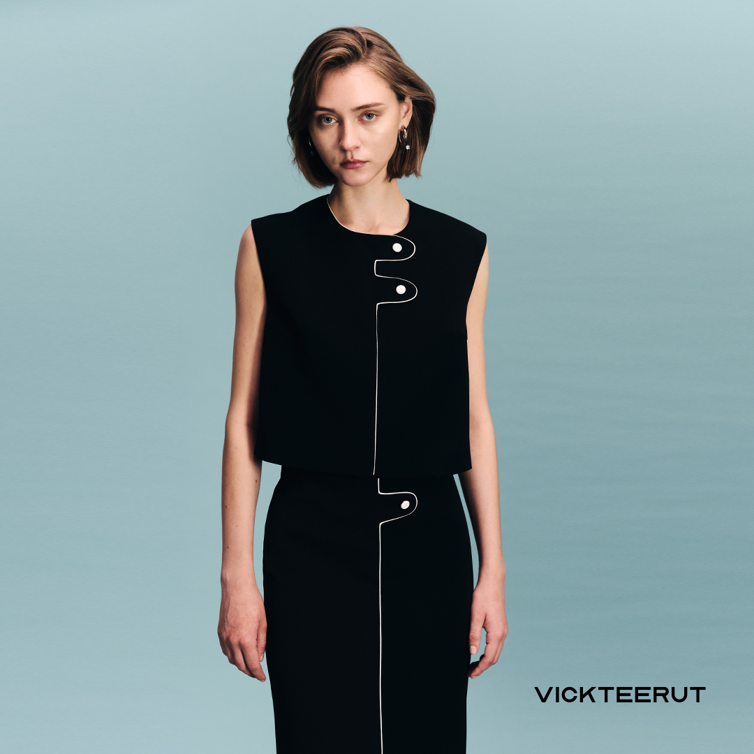 Vickteerut (Regular Price 9,780-.) Re-Edition Sleeveless Blouse with Button and Piping Detail. Sleeveless Blouse with Button and Piping Details. ราคา 3,912 บาท*ส่งฟรี