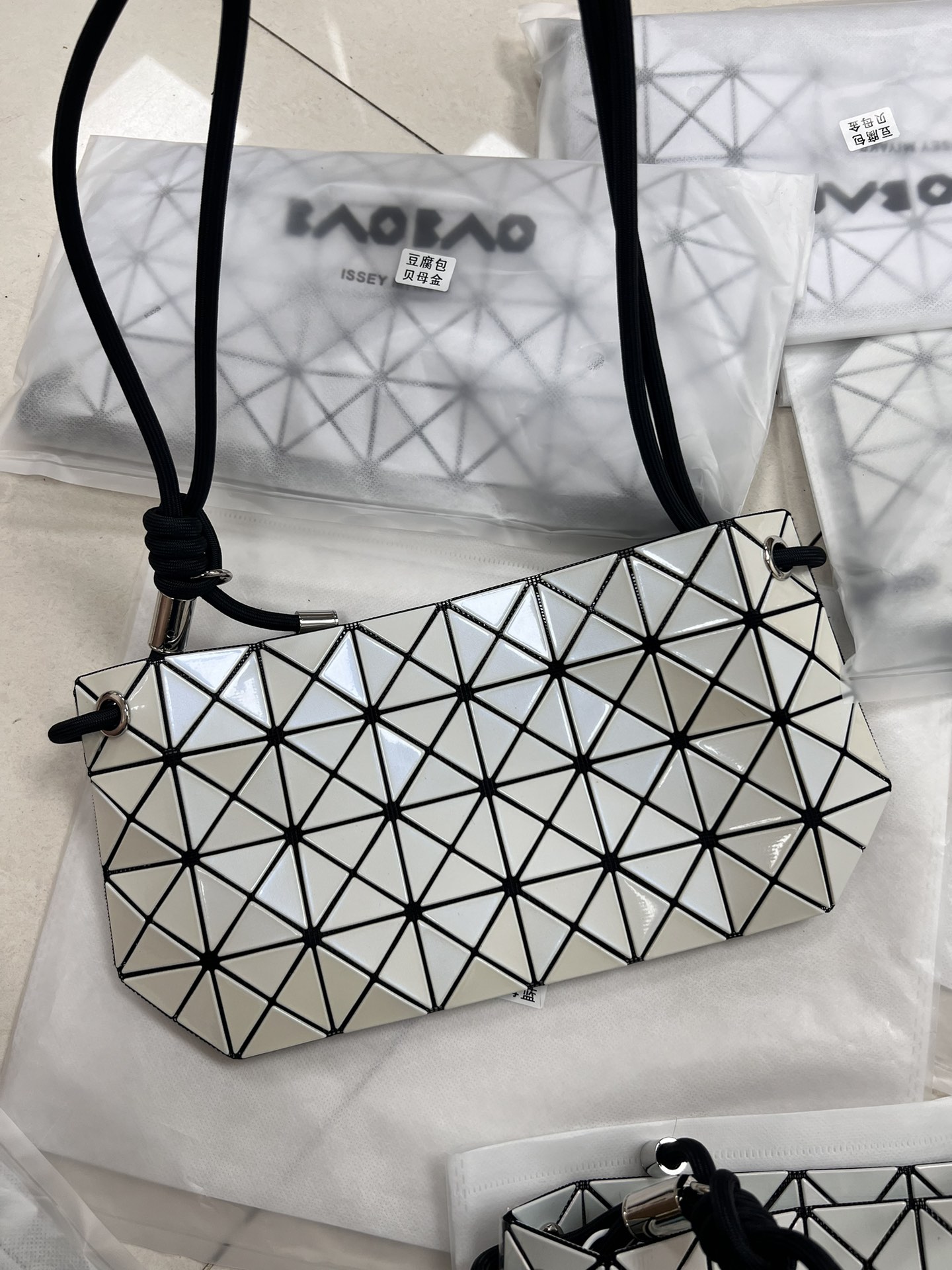 100% genuine Issey Miyake Baobao women's sling bag tote bag diamond-shaped tote bag single shoulder crossbody bag ราคา 2,499 บาท*ส่งฟรี