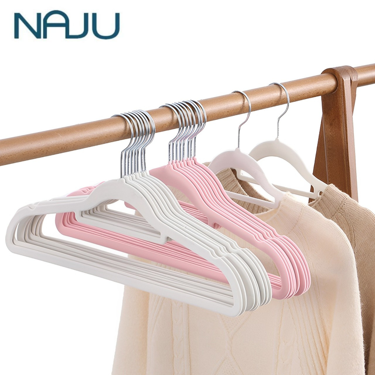 Naju ไม้แขวนเสื้อกำมะหยี่ ไม้แขวนหุ้มกำมะหยี่ ไม้แขวนเสื้อกันลื่น ยกแพ็ค 10ชิ้น หนังกำมะหยี่กันลื่น สำหรับแขวนเสื้อเชิ้ต สูท ราคา 109 บาท*ส่งฟรี