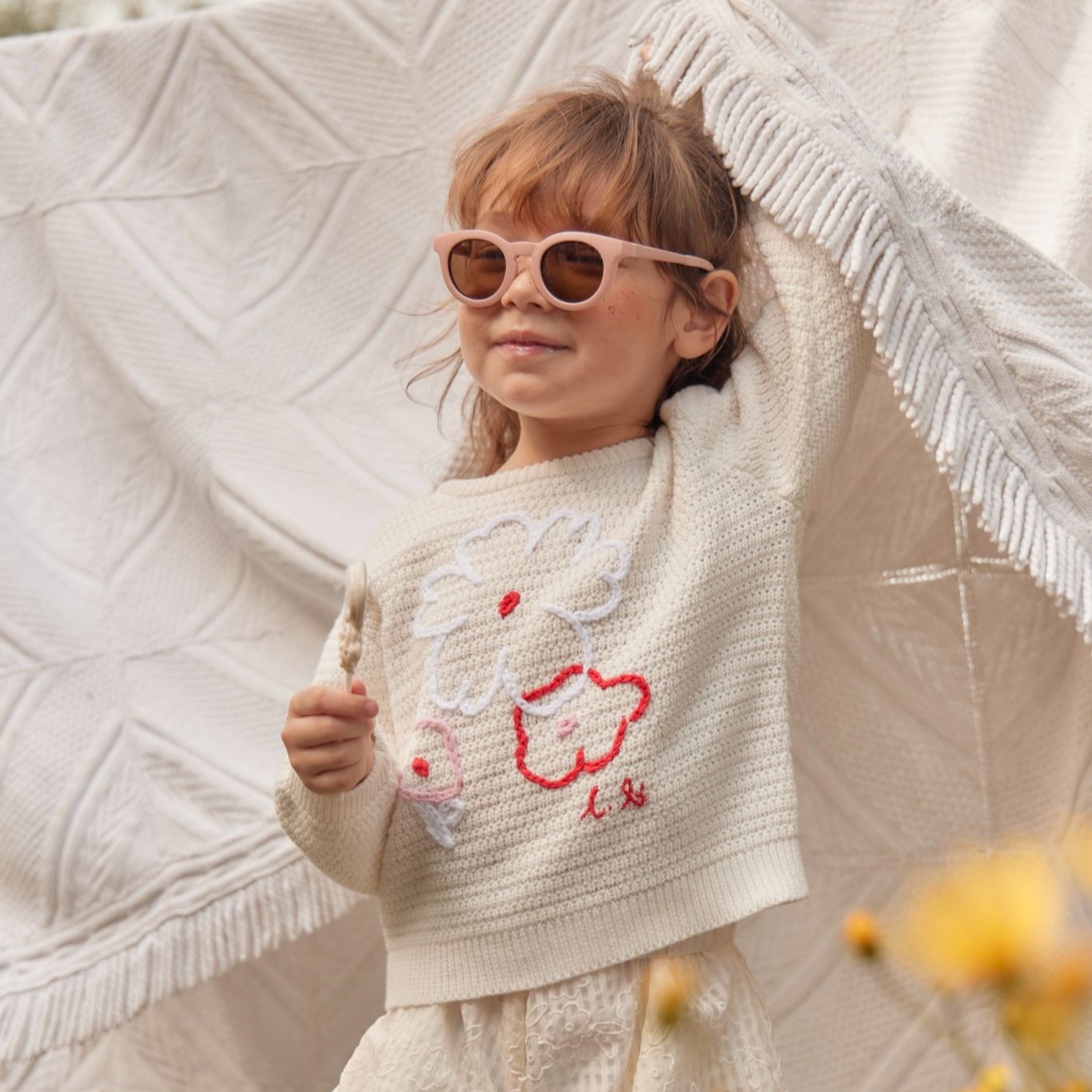 lookbookpetite sweater kid เสื้อสเวตเตอร์ เด็ก แขนยาว สีขาว ลายดอก ราคา 1,047 บาท*ส่งฟรี