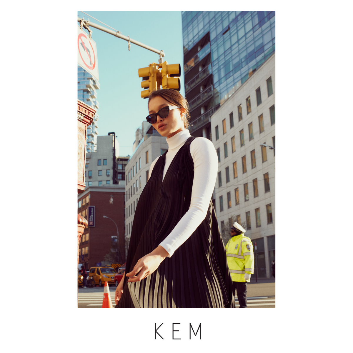 Kemissara Open Back Dress Black, Women's Pleated Dress with Open Back, Black Dress, V-Neck Dress with Open Back, Comfortable Flowing Fabric. Comfortable Dress with a Waist Strap Elegant and Comfortable Dress ราคา 11,060 บาท*ส่งฟรี