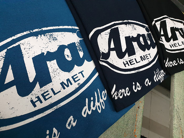 เสื้อยืดคอกลม ลาย ARAI HELMET VINTAGE 001เสื้่อนุ่ม ไม่หดย้วย ด้วยระบบสกรีน มีให้เลือก 3 สี