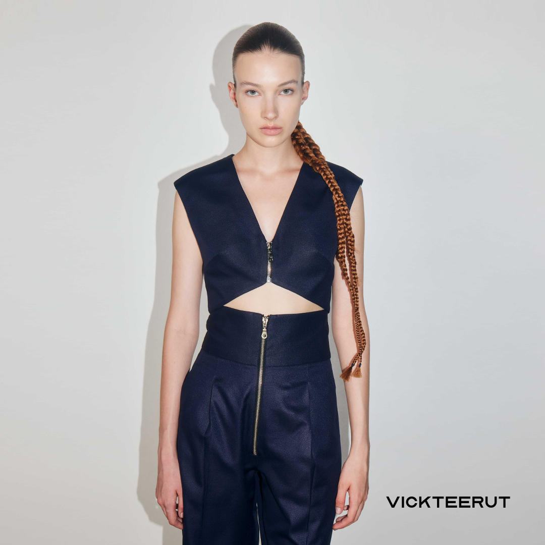 VICKTEERUT (ราคาปกติ 5,650-.) Sleeveless V Neck Blouse with Zip Detail เสื้อแขนกุด คอวี ตกแต่งซิป ราคา 1,977 บาท*ส่งฟรี