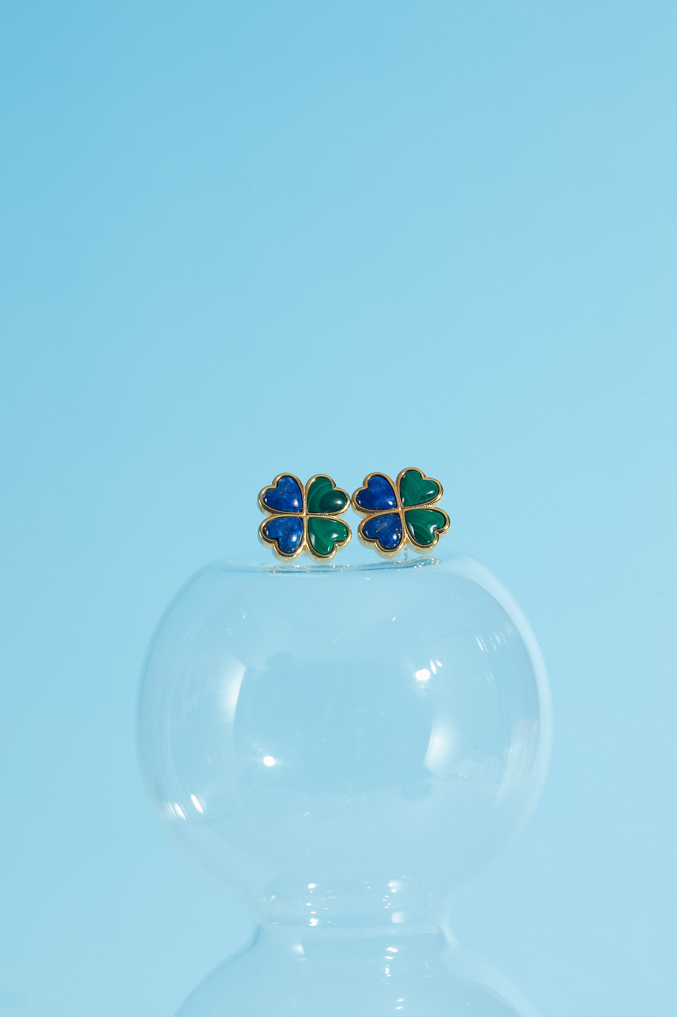 Vetiver pearl The Clover earring (Two tone mix stones) ต่างหูแป้น รูปใบโคลเวอร์ มาราไคต์ สีเขียวเหนี่ยวทรัพย์ เสริมพลังเรียกเงินเข้าอย่างไม่ขาดสาย + ลาพีส สีน้ำเงินเข้ม หนุนให้เก็บเงินอยู่ หินธรรมชาติ ลายธรรมชาติ ตัวเรือนเงินแท้925 ชุบทอง18k จัดส่งไว ราคา 2,950 บาท*ส่งฟรี