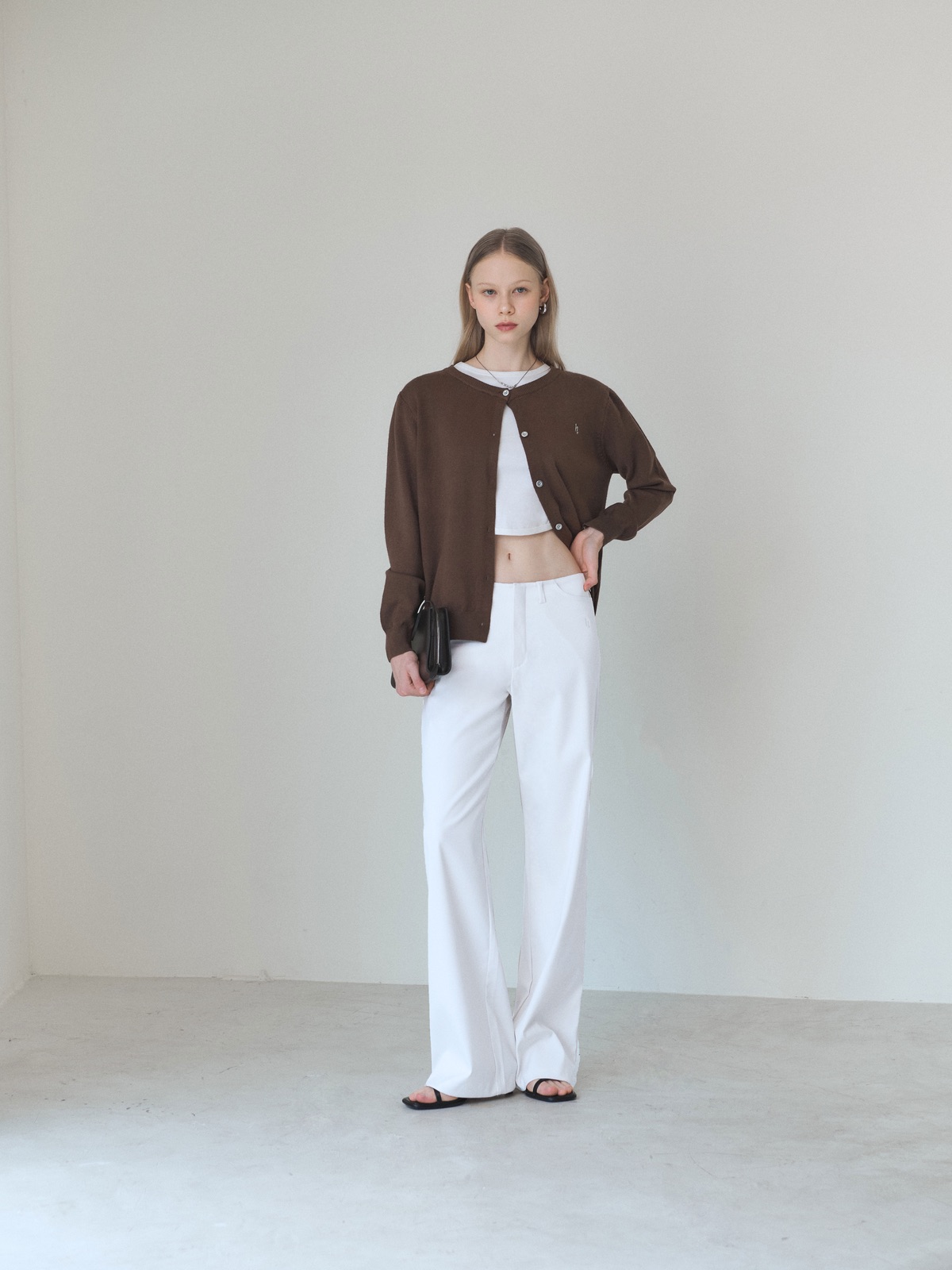 ( Pre-order จัดส่ง 07/04) Hounddown - Gia low waist pants กางเกงขายาวเอวต่ำ ราคา 1,790 บาท*ส่งฟรี