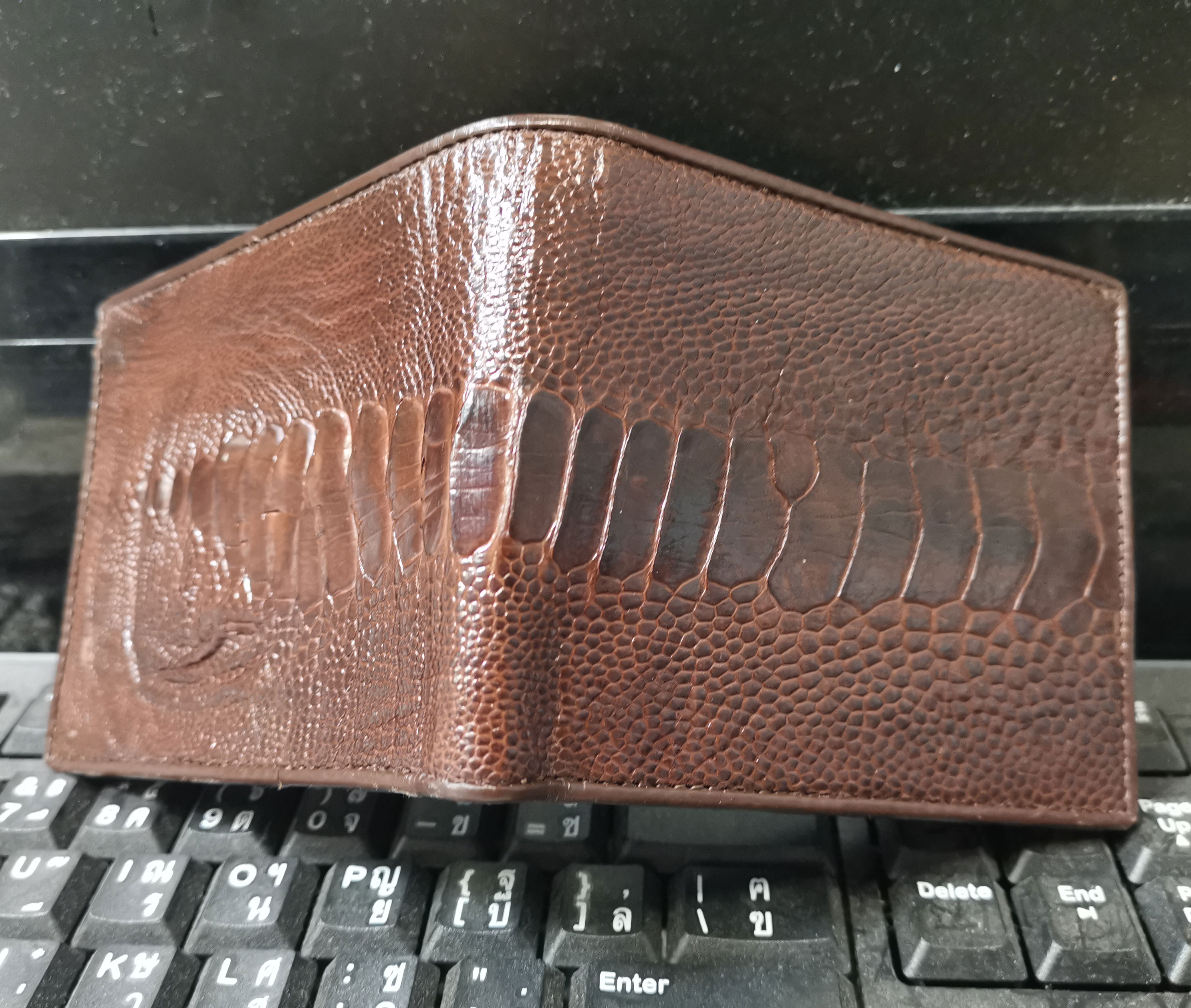 หนังแท้ของแท้ เลือกชม เลือกซื้อ ได้ที่ร้าน Maxam Design เป็นส่วนแข้งนกกระจอกเทศเต็มใบ กระเป๋าสตางค์นกกระจอกเทศ สีน้ำตาล กระเป๋าสองพับสั้น ราคา 1,250 บาท*ส่งฟรี