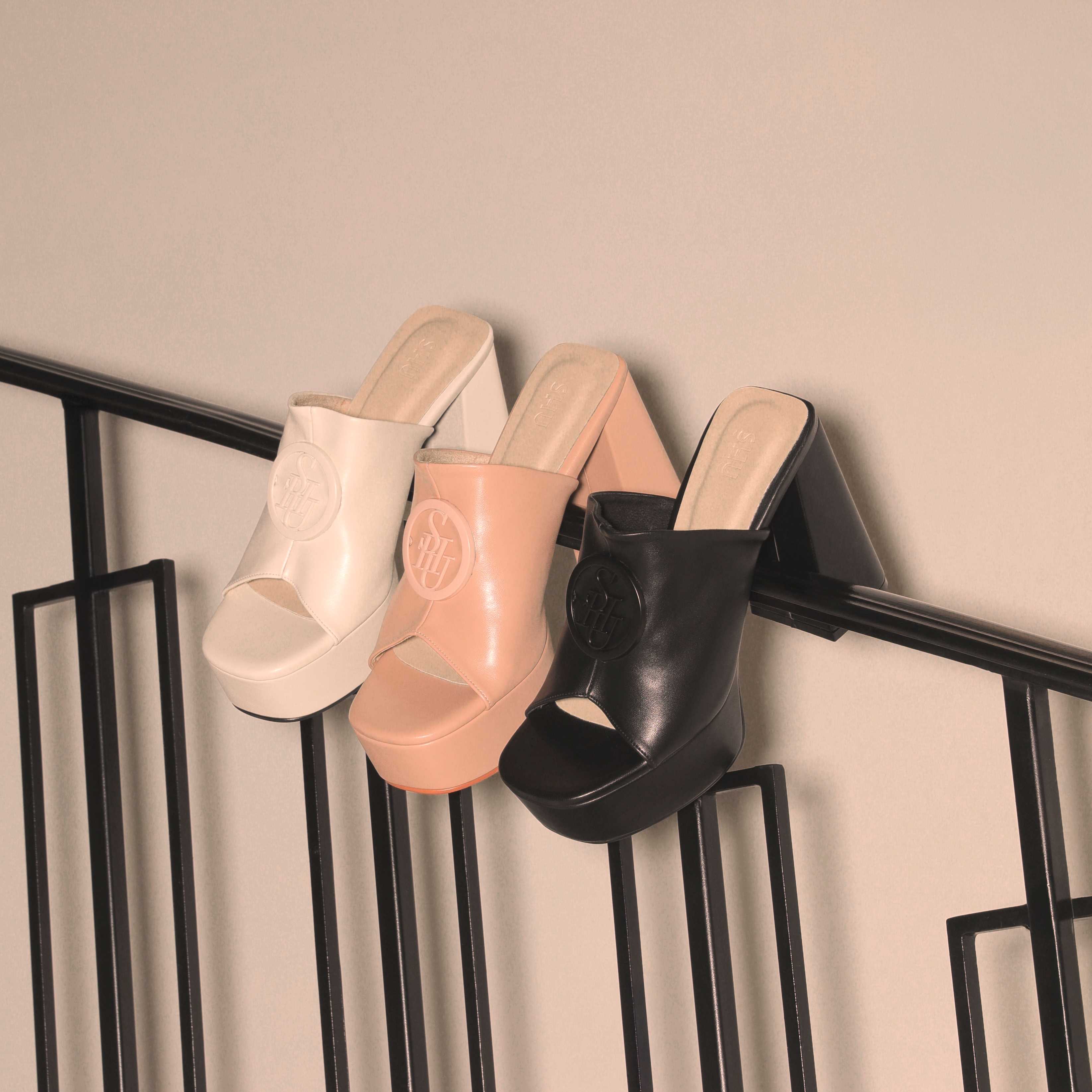 รองเท้าผู้หญิง รองเท้าแฟชั่นสุภาพสตรี SHU RUNWAY 4.5" PLATFORM MULE SIGNET รองเท้า ราคา 3,231 บาท*ส่งฟรี