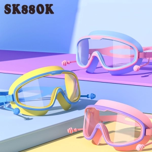 ภาพหน้าปกสินค้าแว่นตาว่ายน้ำ แว่นตาว่ายน้ำเด็ก สีสันสดใส แว่นว่ายน้ำเด็กป้องกันแสงแดด UV ไม่เป็นฝ้า แว่นตาเด็ก ปรับระดับได้ แว่นกันน้ำ มี ที่เกี่ยวข้อง