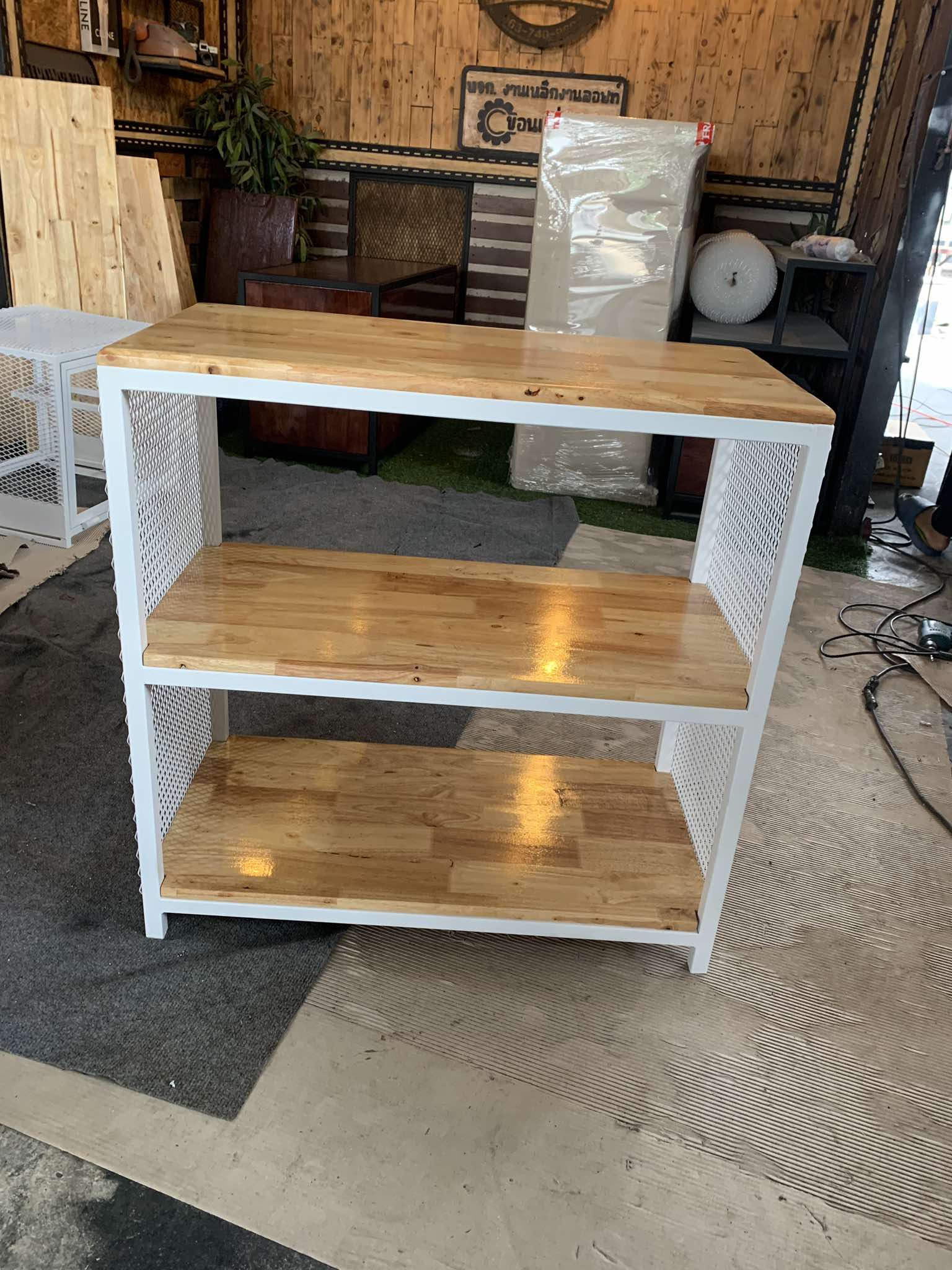 IRONSERVICE : ชั้นวางของ 3 ชั้น พื้นไม้ ตะแกรงปิดข้าง โครงเหล็กกันสนิม ราคา 2,170 บาท*ส่งฟรี