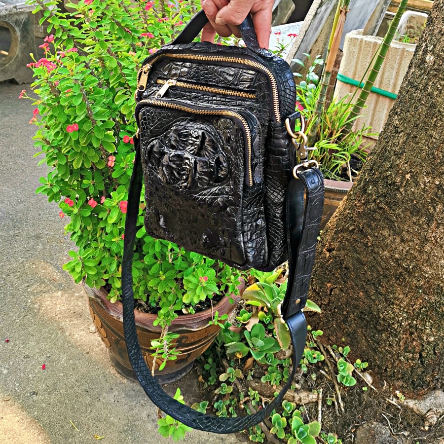 กระเป๋าสะพายหนังจระเข้ มาพร้อมกับสายสะพาย ราคา 7,000 บาท*ส่งฟรี