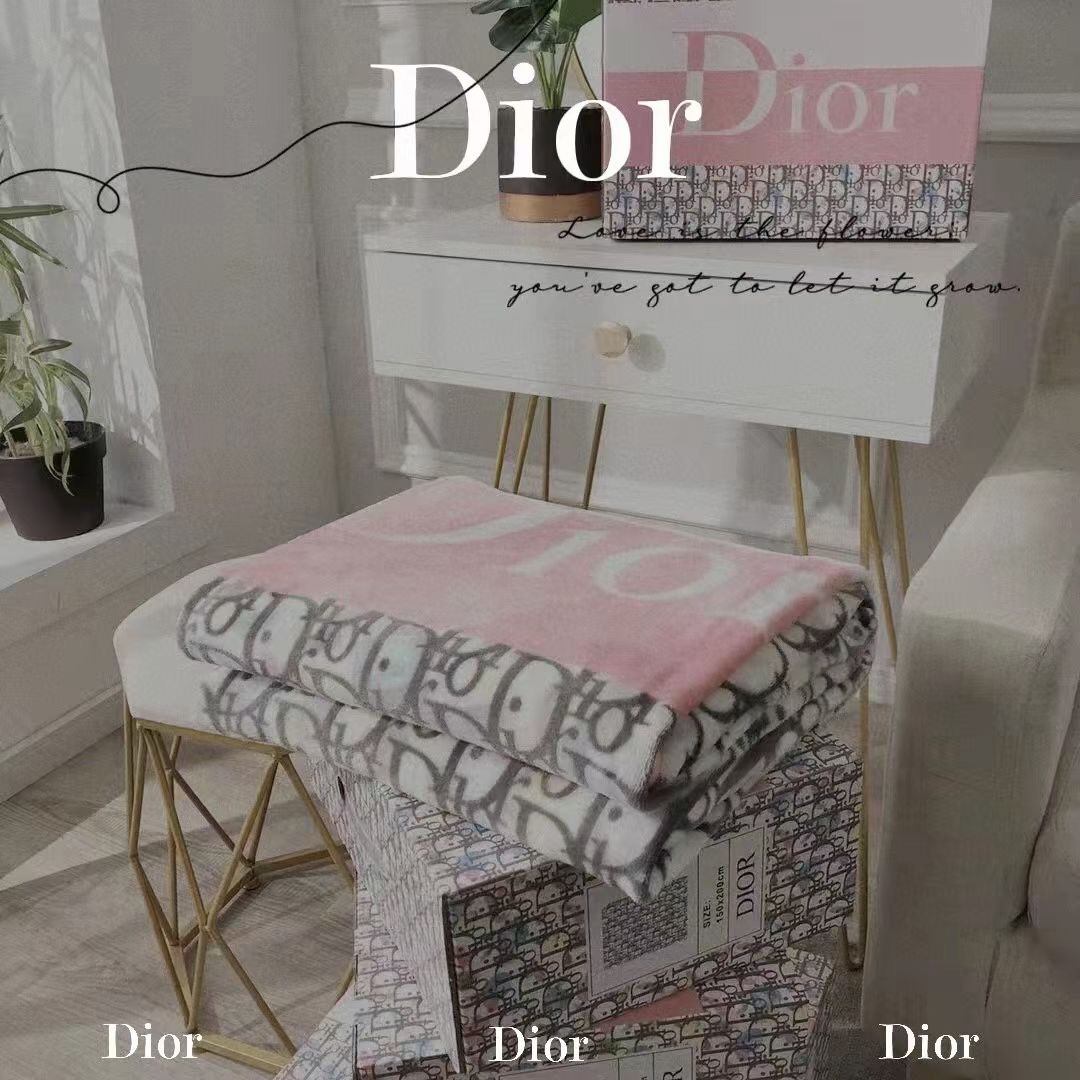 รูปภาพของ HOT SALE !!! ผ้าห่มนาโน5ฟุต ผ้าห่ม Dior 2021 ขนาด150*200cm (พร้อมกล่อง) ผ้าห่มแบรนด์เนม ชุดผ้าปูที่นอน รัดมุม Fitted sheet คุณ
