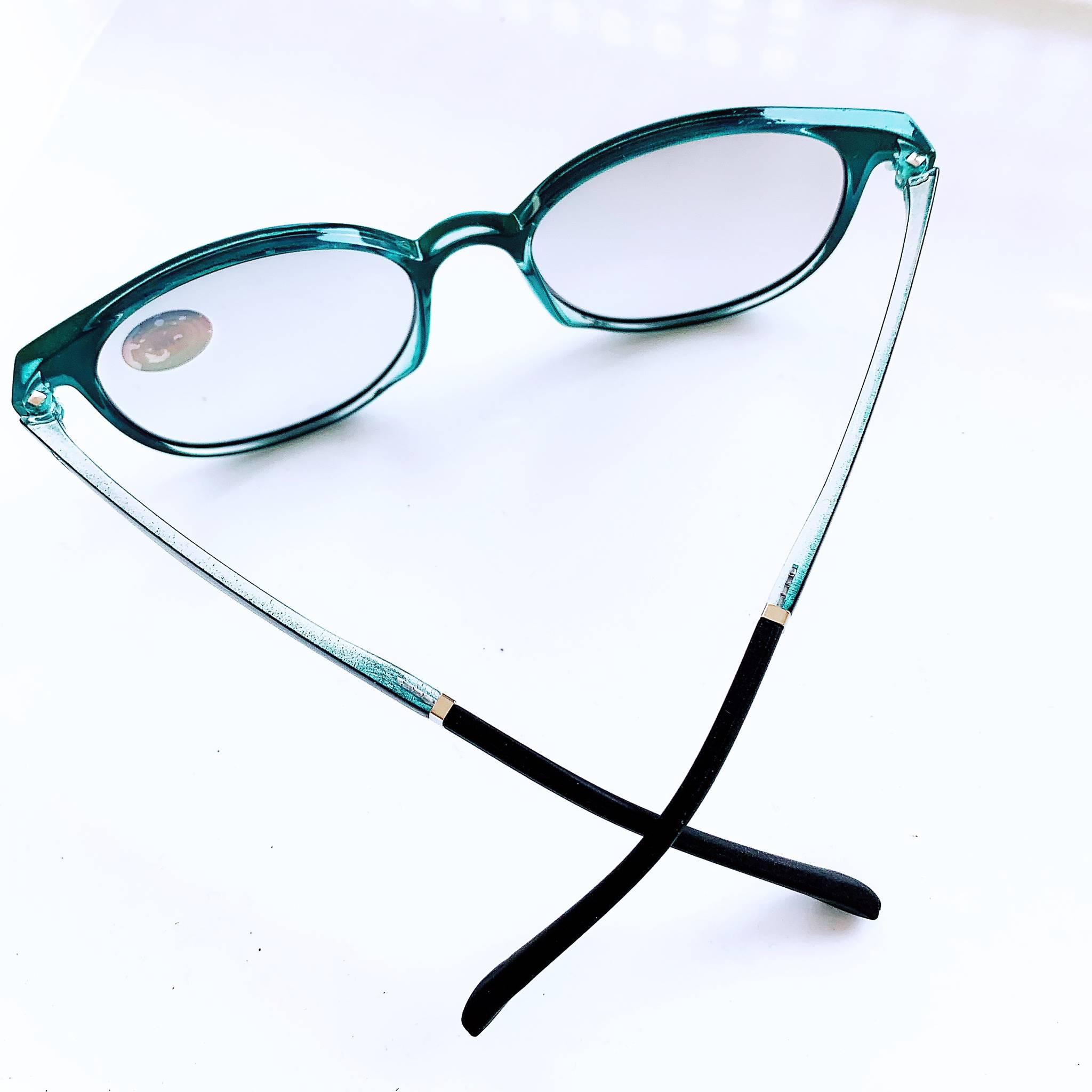 ภาพที่ให้รายละเอียดเกี่ยวกับ แว่นตาออโต้เลนส์ ปรับสีเข้มขึ้นโดยอัตโนมัติ แว่นสายตายาว แว่นสายตาสั้น กรอบสีดำล้วน ทรงรี แว่นตา น้ำหนักเบามาก  แถม ซอง + ผ้าเช็ดเลนส์